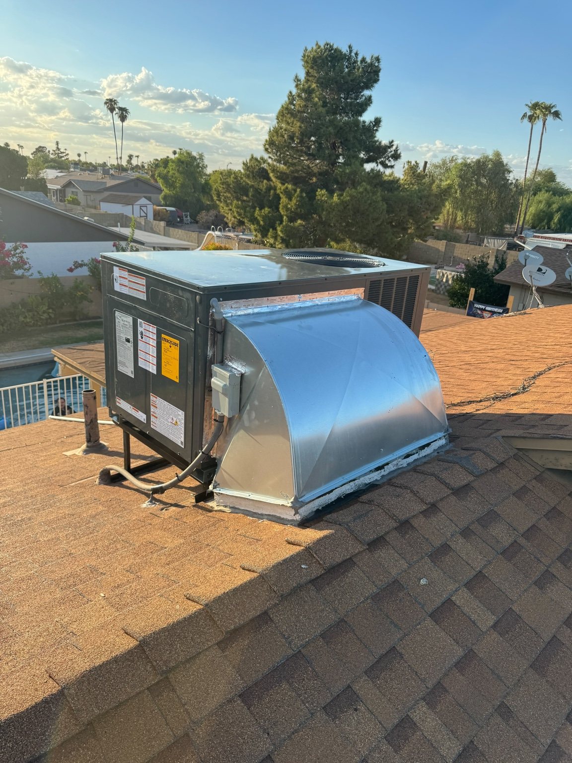 Rooftop HVAC unit and metal duct transition